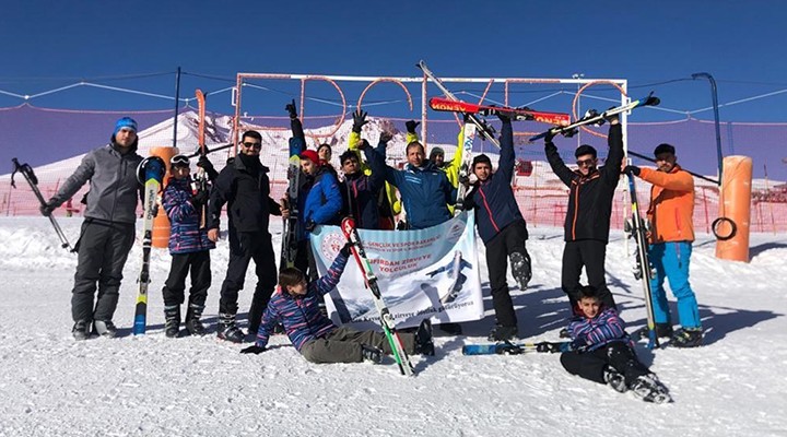 İzmirli Roman gençlere Erciyes'te kayak eğitimi