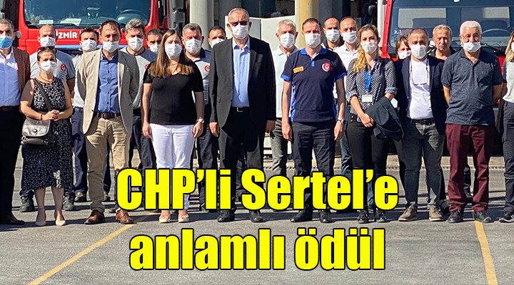 İzmirli itfaiyecilerden Atila Sertel’e anlamlı ödül