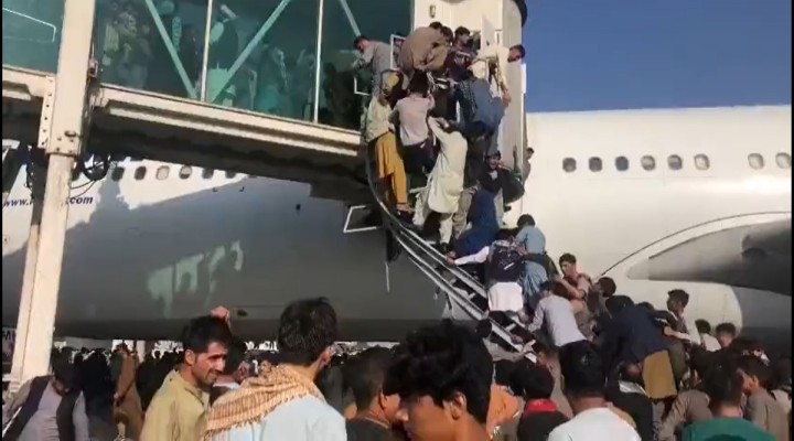 Kabil'de kaos! Havalimanına akın ettiler!