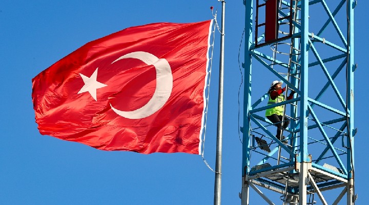 Kadın vinç operatörü, İzmir'deki yüksek binalara imzasını atıyor