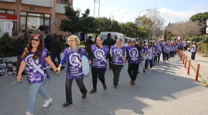 Kadınlar Efes Selçuk sokaklarında zincir oluşturdu