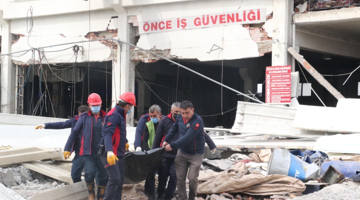 Kahramanmaraş'ta hasarlı fabrika binası çöktü... Ölü ve yaralılar var!