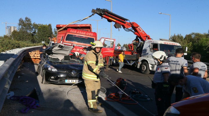 Kamyon kasası otomobilin üzerine devrildi: 1 ölü