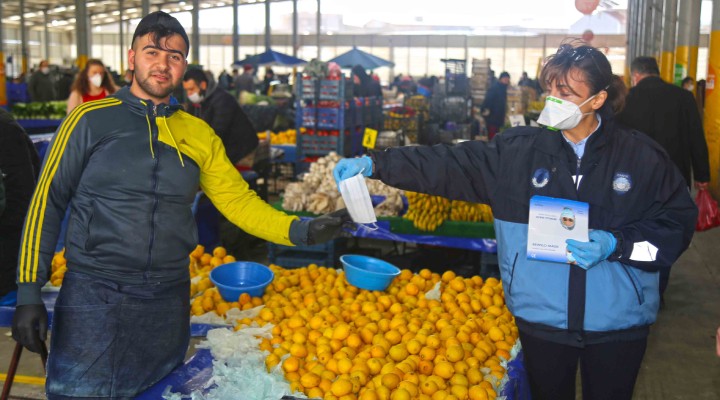 Karabağlar'da maske ve eldiven dağıtımı