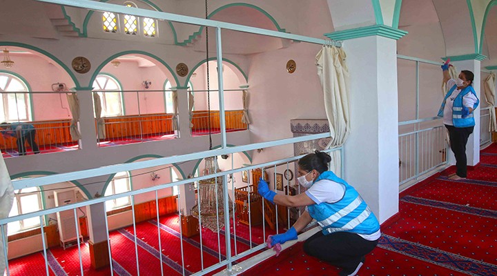 Karabağlar'da camiler ibadete hazırlanıyor