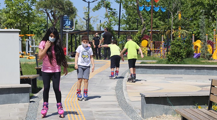 Karabağlar'da çocuklar parklara akın etti