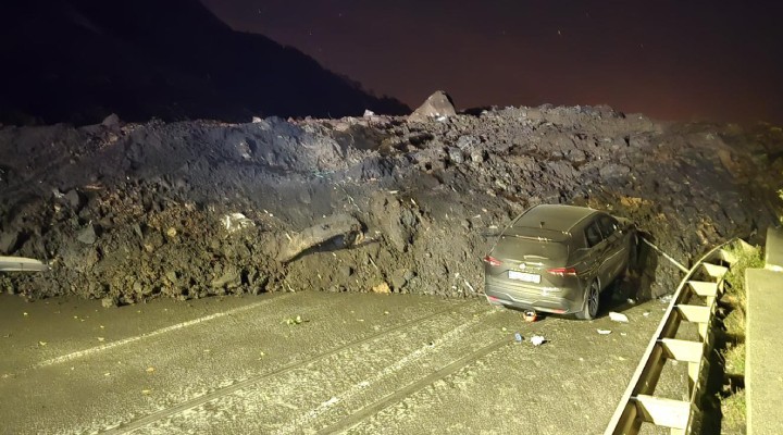 Karadeniz Sahil Yolu'nda heyelan!