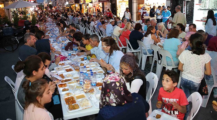 Karşıyaka'da 6 bin kişilik iftar