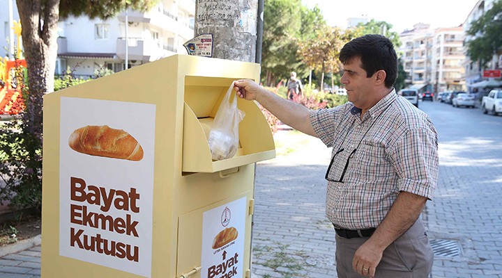 Karşıyaka'da bayat ekmekler toplanıyor