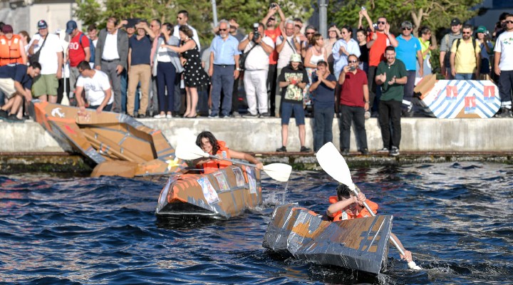 Karton tekneler İzmir Körfezi'nde kıyasıya yarıştı