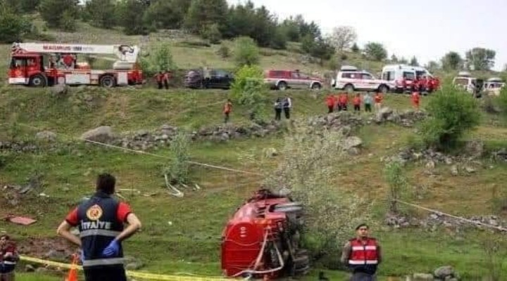 Kazaya giden itfaiye aracı devrildi: 4 ölü!