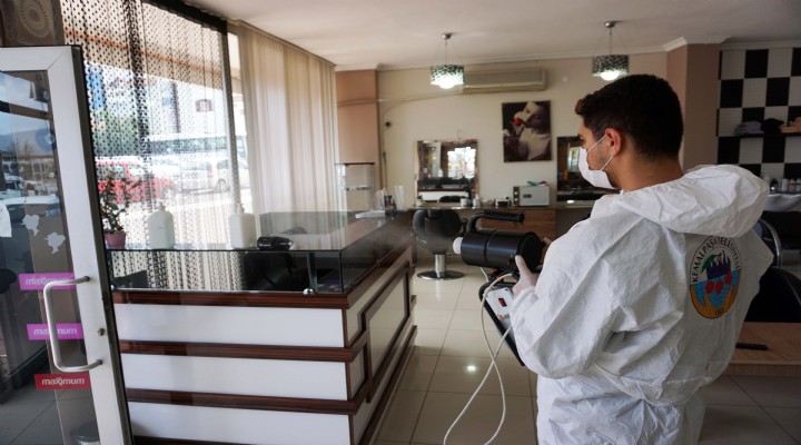 Kemalpaşa'da berber ve kuaförler dezenfekte ediliyor