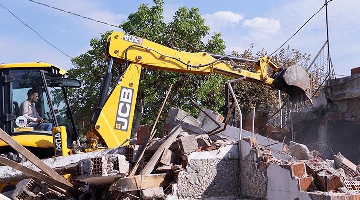 Kemalpaşa'da metruk binalar yıkılıyor