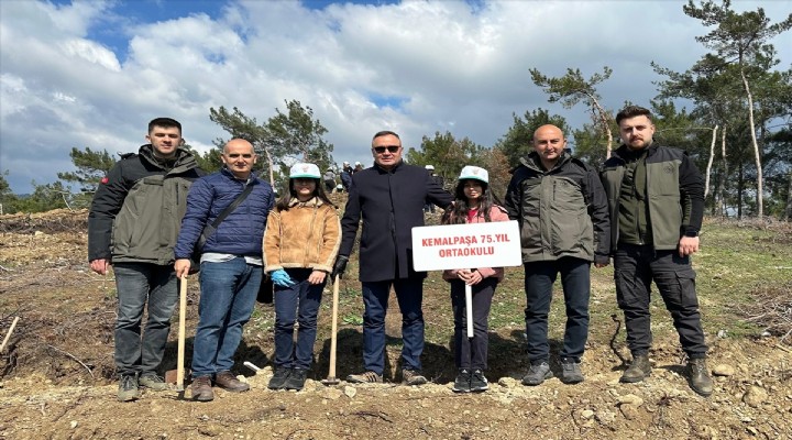 Kemalpaşa'da öğrenciler fidanları toprakla buluşturdu