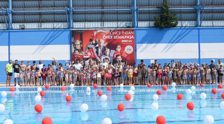 Kemalpaşa'da yüzlerce çocuk yüzme öğrendi!