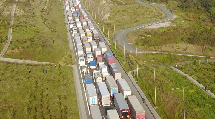 Kireç yüklü TIR devrildi! Kilometrelerce kuyruk var!