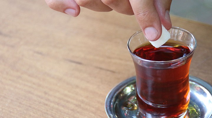 Konak'ta kahvehanelere çay şeker desteği