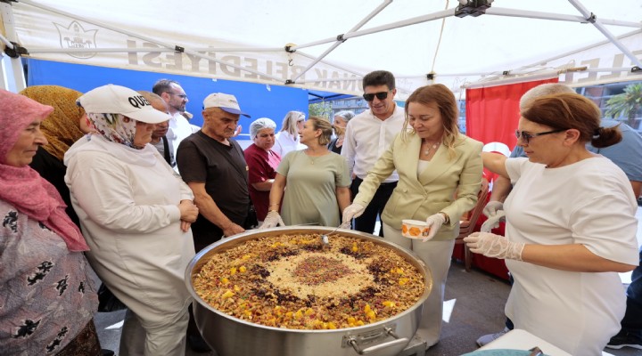 Konak'ta aşure bereketi: Başkan Mutlu'dan vatandaşlara ikram