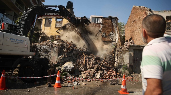 Konak'ta tehlike saçan iki bina yıkıldı