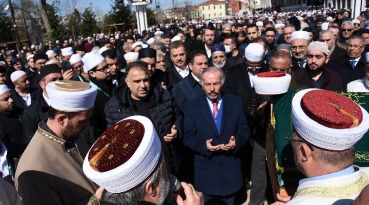 Koronayı dikkate almadılar! Cemaat liderinin cenazesinde izdiham!