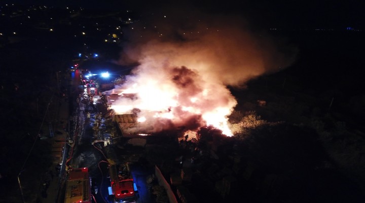 Küçükçekmece'de palet fabrikası alev alev yandı