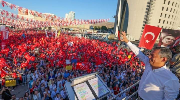 Kürsüden mahşeri kalabalığa seslendi: Erdoğan'a 'Türk-Kürt-Arap' ittifakı yanıtı