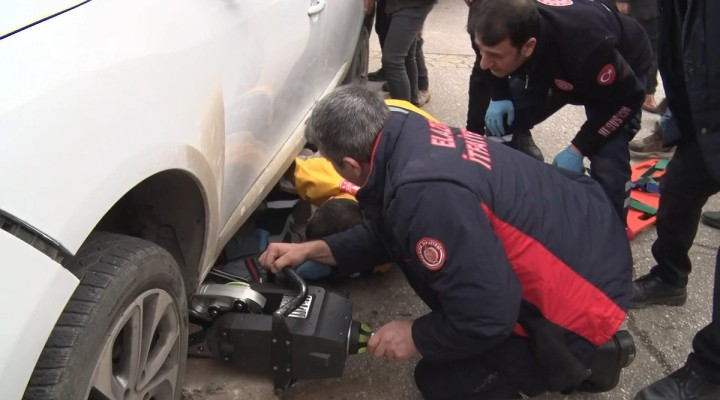 Kurye otomobilin altında kaldı... Halk seferber oldu