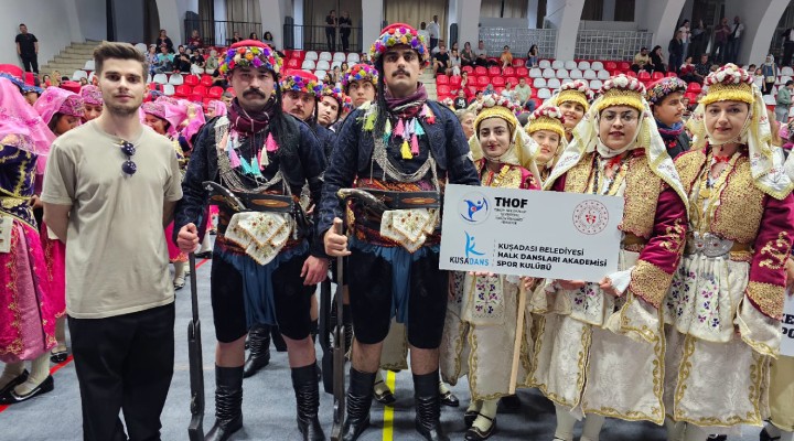 Kuşadası Belediyesi Halk Dansları Akademisi'nden 3 kupa!