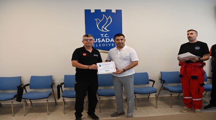 Kuşadası Belediyesi arama kurtarma ekibi eğitim sertifikasını Başkan Ömer Günel'in elinden aldı