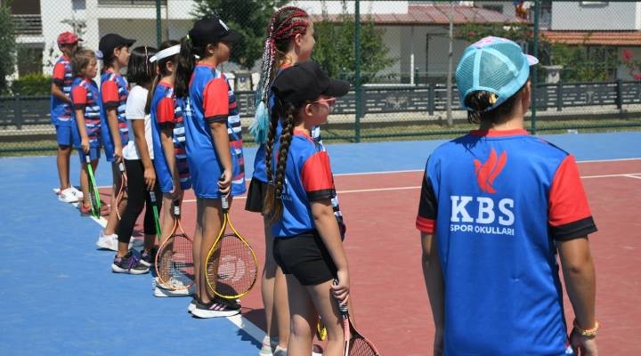 Kuşadası Belediyesi'nden geleceğin sporcularına ücretsiz eğitim desteği