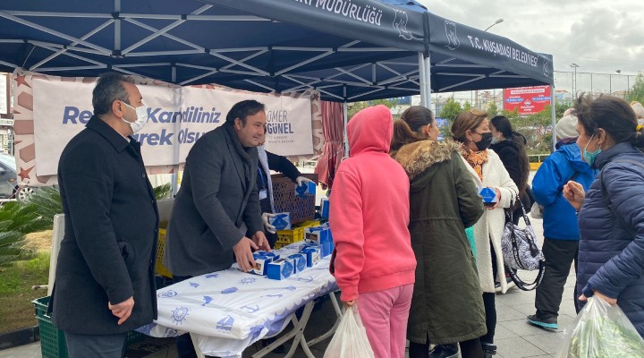 Kuşadası Belediyesi'nden kandil simidi ikramı!