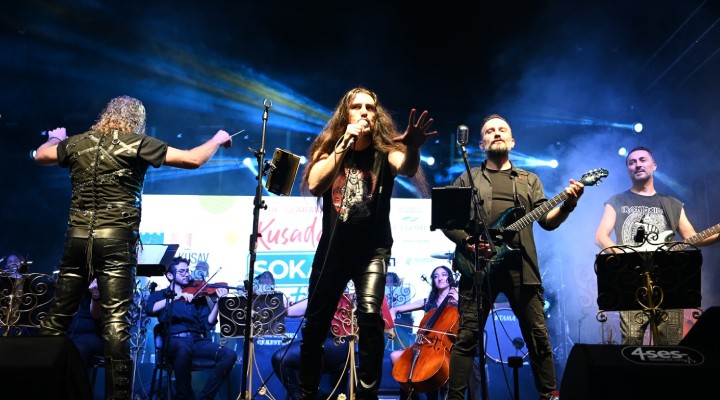 Kuşadası Sokak Festivali Musa Göçmen ve Senforock ile şenlendi