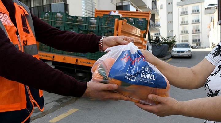 Kuşadası'nda 3 ton mandalina ücretsiz dağıtıldı