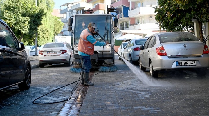 Kuşadası'nda 7/24 temizlik mesaisi...