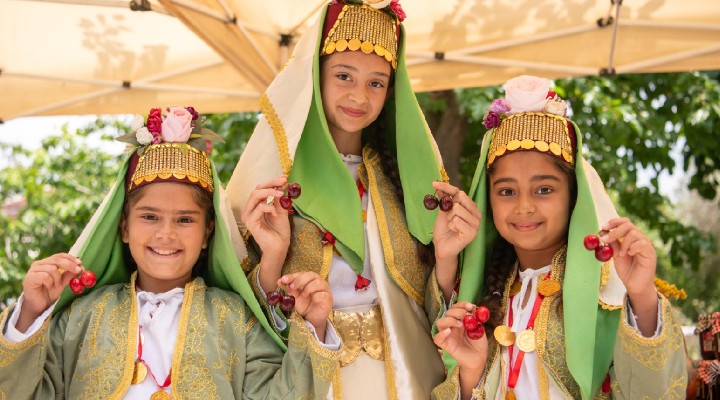 Kuşadası'nda Kiraz Şenliği...