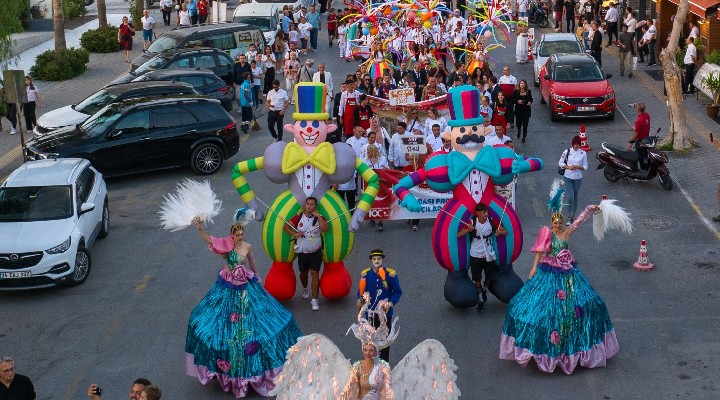 Kuşadası'nda Rio Karnavalı esintisi!