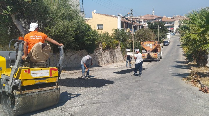 Kuşadası'nda farklı mahallelerde eş zamanlı yol yapım ve bakım çalışması...