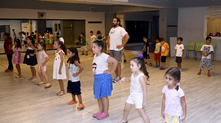 Kuşadası'nda halk oyunları kurslarına büyük ilgi