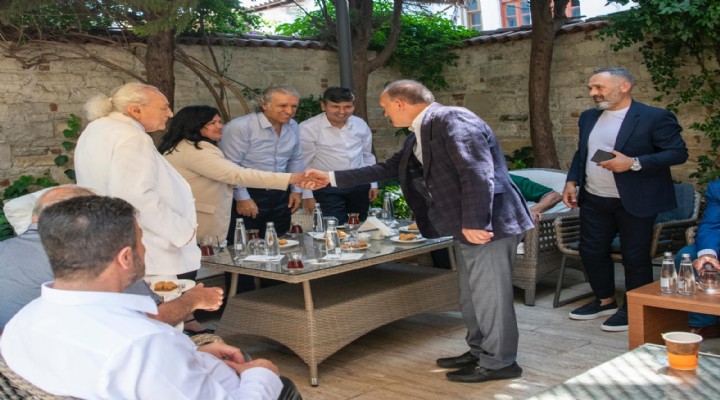 Kuşadası'nda ilçe protokolü vatandaşlarla bayramlaştı