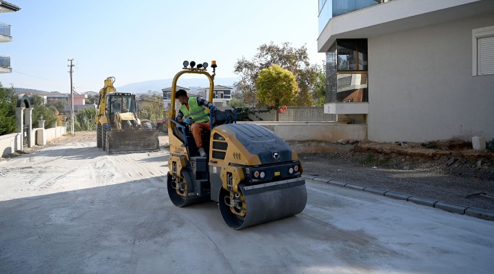 Kuşadası'nda kesintisiz yol mesaisi!