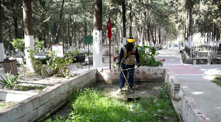 Kuşadası'nda mezarlıklarda bakım onarım çalışması!