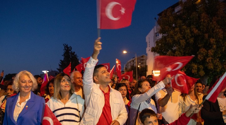 Kuşadası'nda on binler cumhuriyet için yürüdü