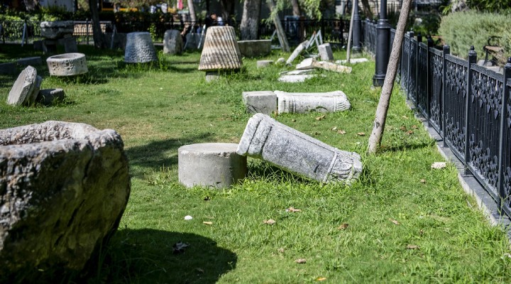 Kuşadası'nda vandallar tarihi eserlere zarar verdi!