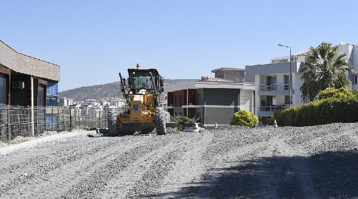 Kuşadası'nda yol yapım çalışmaları sürüyor