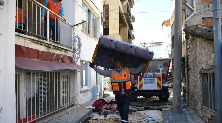 Kuşadası'ndaki evden 6 kamyon atık çıktı!