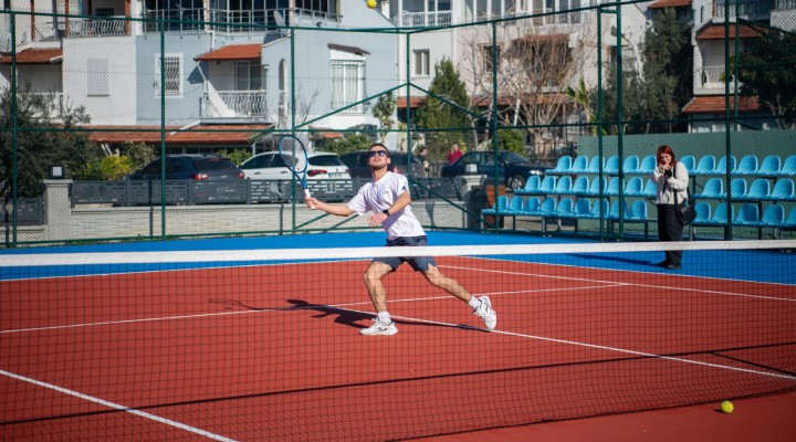 Kuşadası'nın ilk tenis kulübü kapılarını açtı