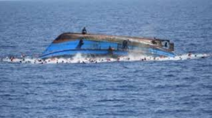 Libya açıklarında göçmenleri taşıyan tekne battı: 74 ölü
