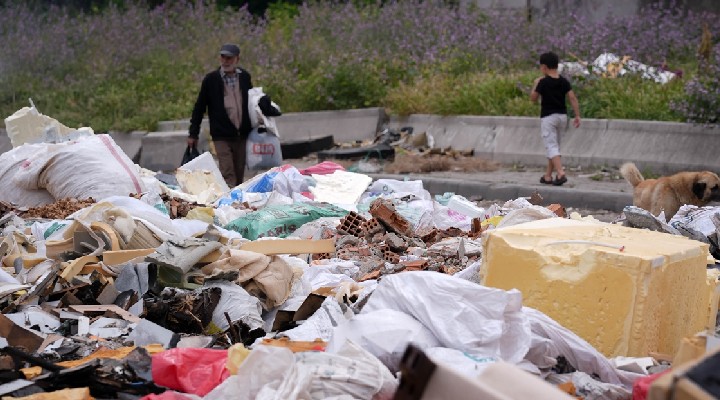 Mahalledeki boş arazide atık yığını!