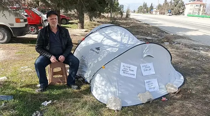 Mahkemenin kira artış kararını protesto için adliyenin karşısına çadır kurdu