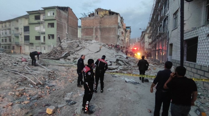 Malatya'da hasarlı bina çöktü!
